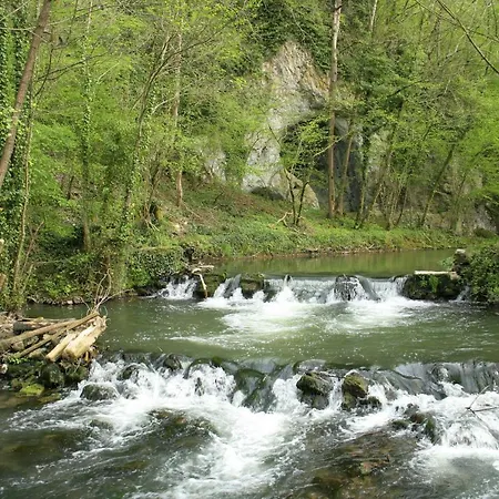Maison Et Vélos à Dans La Vallée De La Meuse Hébergement de vacances *