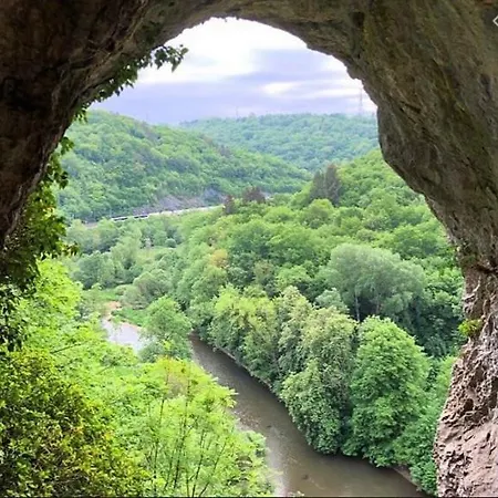 Maison Et Vélos à Dans La Vallée De La Meuse Hébergement de vacances Godinne
